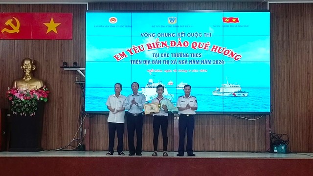 Trao hỗ trợ kinh phí học tập tại cuộc thi “Em yêu biển, đảo quê hương”- Ảnh 2.