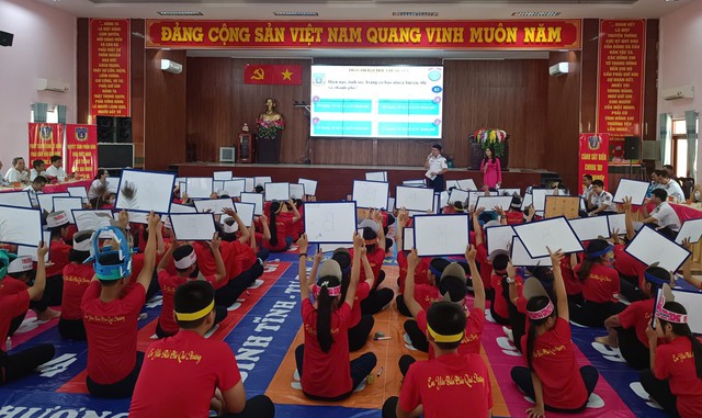 Trao hỗ trợ kinh phí học tập tại cuộc thi “Em yêu biển, đảo quê hương”- Ảnh 1.