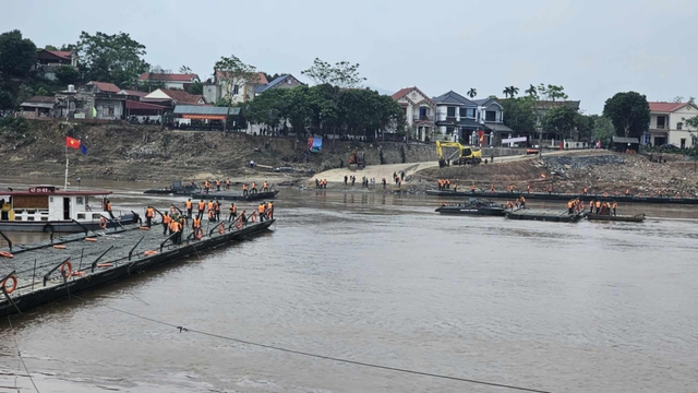 Lắp đặt xong cầu phao Phong Châu, thông xe từ 30-9- Ảnh 3.