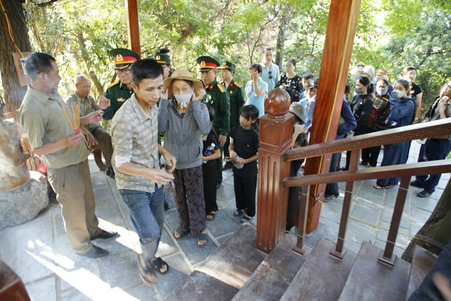 Hình ảnh xúc động tại Lễ an táng phu nhân Đại tướng Võ Nguyên Giáp tại Vũng Chùa - Đảo Yến- Ảnh 15.