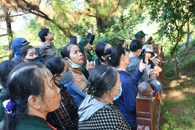 Hình ảnh xúc động tại Lễ an táng phu nhân Đại tướng Võ Nguyên Giáp tại Vũng Chùa - Đảo Yến- Ảnh 6.