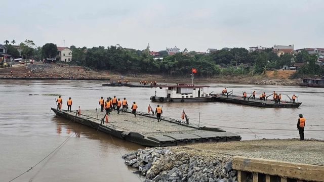 Lắp đặt xong cầu phao Phong Châu, thông xe từ 30-9- Ảnh 1.