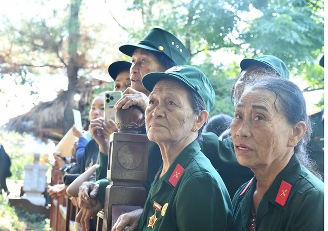 Hình ảnh xúc động tại Lễ an táng phu nhân Đại tướng Võ Nguyên Giáp tại Vũng Chùa - Đảo Yến- Ảnh 8.