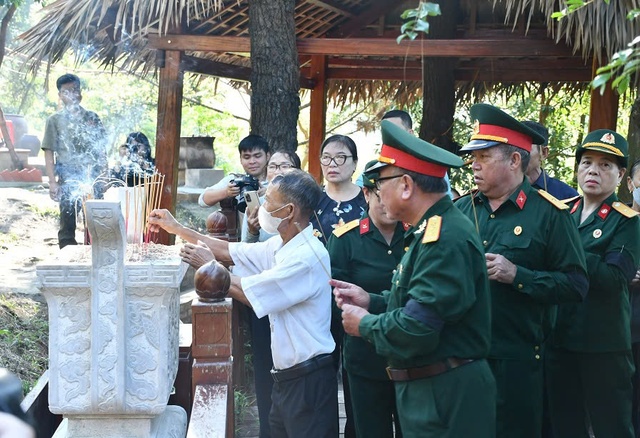 Hình ảnh xúc động tại Lễ an táng phu nhân Đại tướng Võ Nguyên Giáp tại Vũng Chùa - Đảo Yến- Ảnh 10.