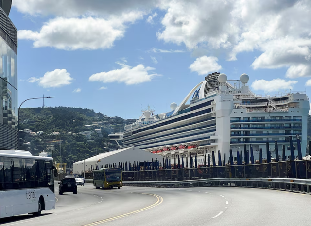 Tàu du lịch Grand Princess neo đậu tại cảng Wellington ở Wellington - New Zealand Ảnh: REUTERS