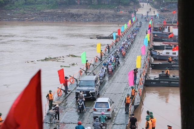 Ôtô lưu thông qua cầu phao Phong Châu với tốc độ tối đa 10 km/giờ- Ảnh 1.