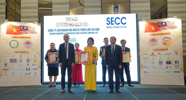 Đại diện SECC nhận giải "Top 10 thương hiệu Vàng châu Á" tháng 9-2024 diễn ra tại Malaysia