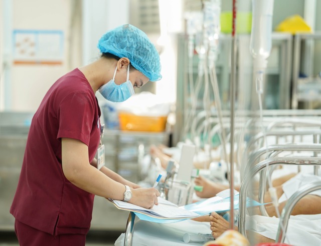 Nghỉ lễ, Bệnh viện Chợ Rẫy tiếp nhận hơn 1.100 người cấp cứu- Ảnh 1. Nghỉ lễ, Bệnh viện Chợ Rẫy tiếp nhận hơn 1.100 người cấp cứu- Ảnh 1.