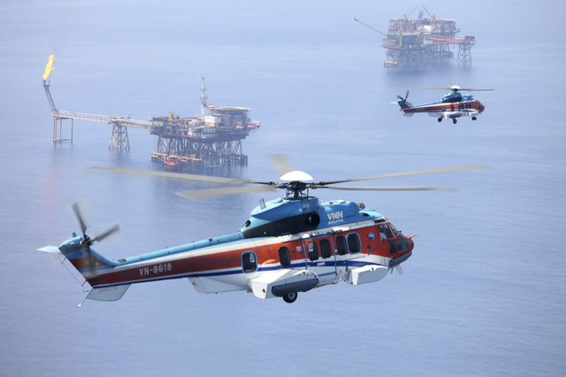 Đội trực thăng Super Puma của Tổng công ty Trực thăng Việt Nam đạt 75.000 giờ bay- Ảnh 1.