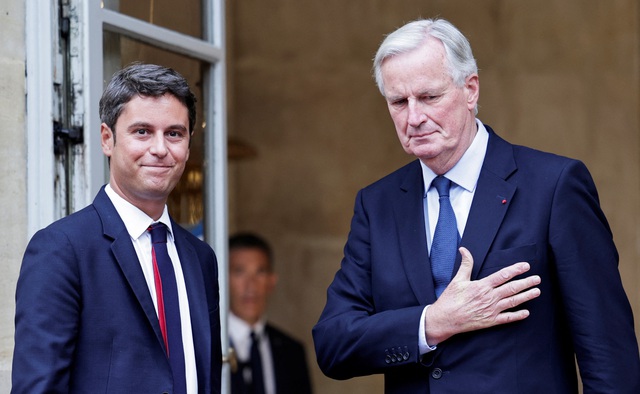 Thủ tướng Michel Barnier (phải) và người tiền nhiệm Gabriel Attal tại buổi lễ ở thủ đô Paris - Pháp hôm 5-9 Ảnh: REUTERS