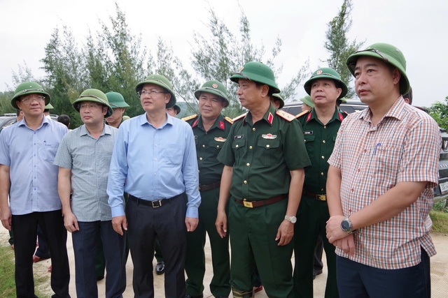 VIDEO: Giây phút cây xanh bật gốc đè trúng nam thanh niên đi xe máy- Ảnh 2.