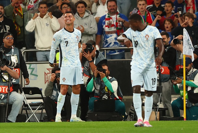 Ronaldo bùng nổ bàn thắng thứ 900, Bồ Đào Nha thắng á quân Nations League- Ảnh 3.