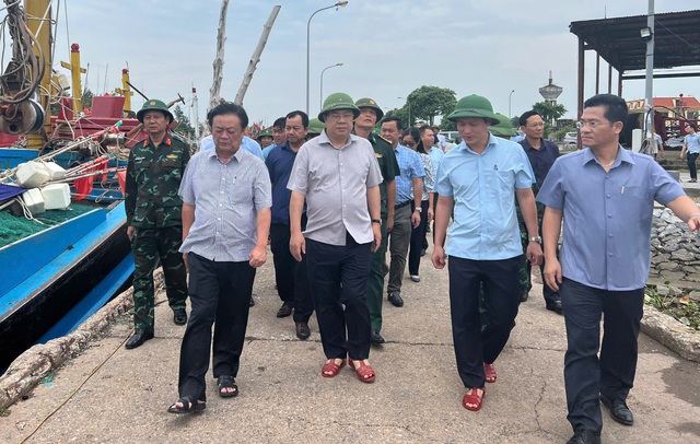 VIDEO: Bộ trưởng Lê Minh Hoan thị sát công tác phòng chống siêu bão Yagi tại Nam Định, Thái Bình- Ảnh 2.