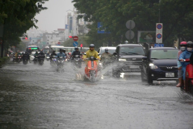 Ảnh hưởng bão số 3: TP HCM và Nam Bộ mưa to, gió giật mạnh- Ảnh 1.