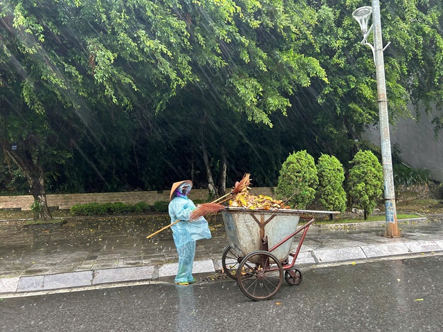 Quảng Ninh mưa lớn, gió giật mạnh, hàng quán đóng cửa ứng phó bão Yagi- Ảnh 6.