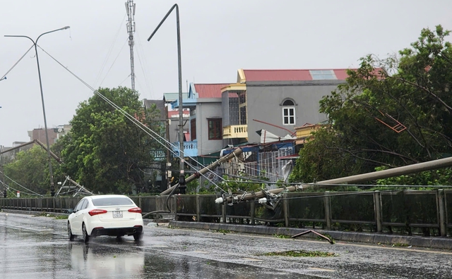 Quảng Ninh mưa lớn, nhiều nơi vẫn mất điện sau bão Yagi- Ảnh 1.