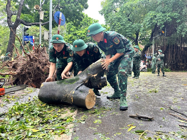 VIDEO: Bộ đội, công an xuyên đêm khắc phục hậu quả cơn bão số 3- Ảnh 3.