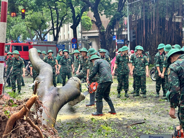 VIDEO: Bộ đội, công an xuyên đêm khắc phục hậu quả cơn bão số 3- Ảnh 2.