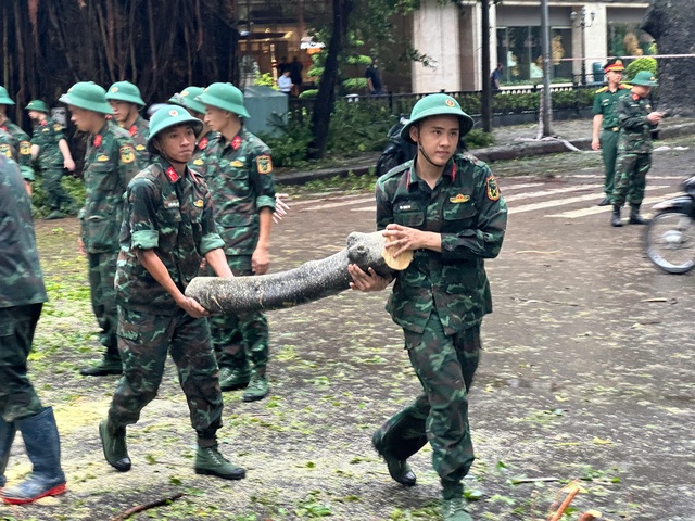 VIDEO: Bộ đội, công an xuyên đêm khắc phục hậu quả cơn bão số 3- Ảnh 4.