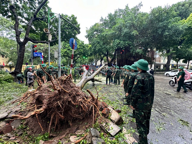 VIDEO: Bộ đội, công an xuyên đêm khắc phục hậu quả cơn bão số 3- Ảnh 5.