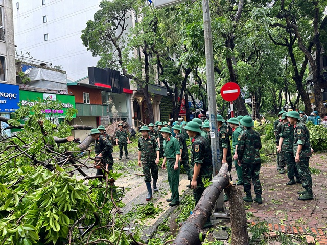 VIDEO: Bộ đội, công an xuyên đêm khắc phục hậu quả cơn bão số 3- Ảnh 1.