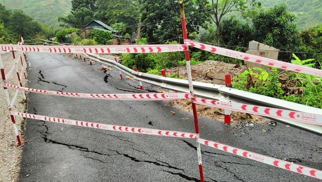 Gần nửa mặt đường Quốc lộ lên huyện biên giới Thanh Hóa bị mưa lũ "nuốt chửng"- Ảnh 4.