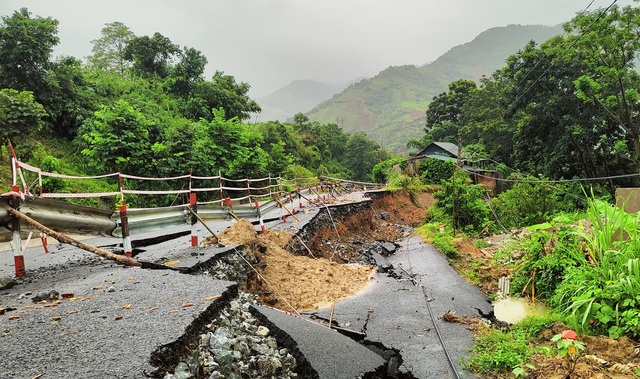 Gần nửa mặt đường Quốc lộ lên huyện biên giới Thanh Hóa bị mưa lũ "nuốt chửng"- Ảnh 1.