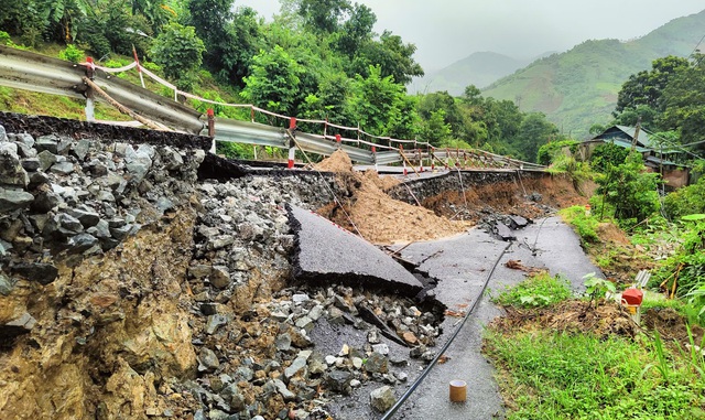 Gần nửa mặt đường Quốc lộ lên huyện biên giới Thanh Hóa bị mưa lũ "nuốt chửng"- Ảnh 8.