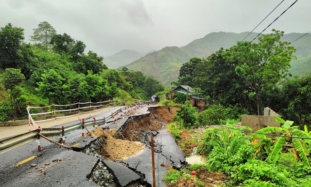 Gần nửa mặt đường Quốc lộ lên huyện biên giới Thanh Hóa bị mưa lũ "nuốt chửng"- Ảnh 9.