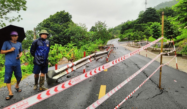 Gần nửa mặt đường Quốc lộ lên huyện biên giới Thanh Hóa bị mưa lũ "nuốt chửng"- Ảnh 2.