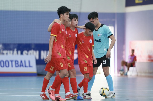 U20 futsal VĐQG: Đạt Vĩnh Tiến mất ngôi đầu, Thái Sơn Nam TP HCM bị phà hơi nóng- Ảnh 1.