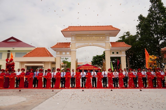 Báo Người Lao Động trao xe đạp tại ngôi trường mang tên liệt sĩ Nguyễn Văn Bộ- Ảnh 3.