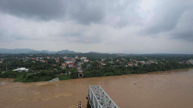 Sập cầu Phong Châu bắc qua sông Hồng, khả năng có người gặp nạn- Ảnh 2.