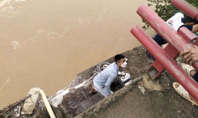 Sập cầu Phong Châu bắc qua sông Hồng, khả năng có người gặp nạn- Ảnh 4.