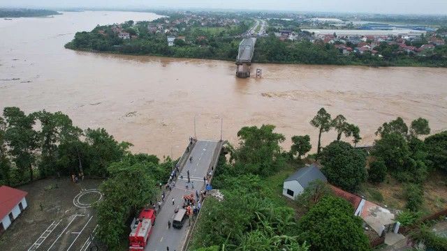 Thủ tướng: Khẩn trương triển khai cứu hộ cứu nạn các nạn nhân vụ sập nhịp cầu Phong Châu- Ảnh 1.