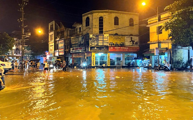 Ngập khắp TP Yên Bái, dân chạy lũ trong đêm- Ảnh 3.