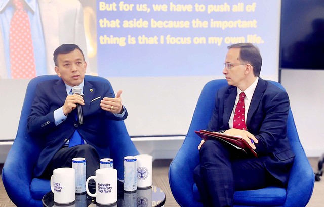 Ông David Dương giao lưu cùng Ban Giám đốc và sinh viên đại học Fulbright Ông David Dương giao lưu cùng Ban Giám đốc và sinh viên đại học Fulbright