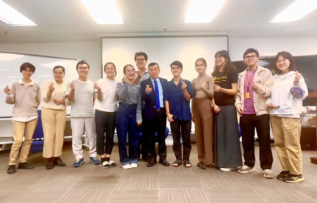 Ông David Dương chụp hình lưu niệm cùng sinh viên đại học Fulbright Ông David Dương chụp hình lưu niệm cùng sinh viên đại học Fulbright