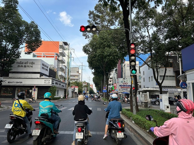 Giao lộ Điện Biên Phủ - Phạm Ngọc Thạch giảm ùn tắc giao thông sau khi lắp đặt biển cho phép rẽ phải khi đèn đỏ Ảnh: NGỌC QUÝ