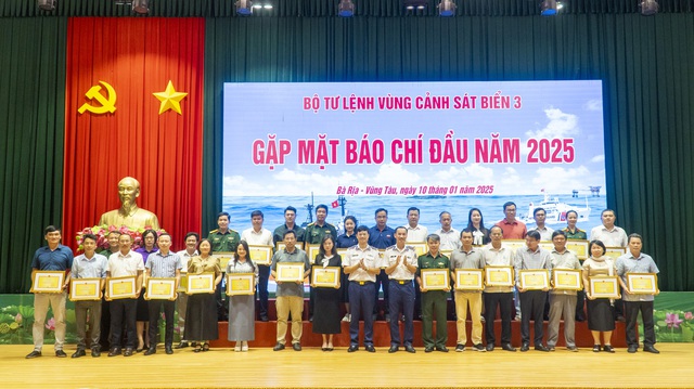 Báo Người Lao Động tặng 2.000 lá cờ Tổ quốc cho Vùng Cảnh sát biển 3- Ảnh 4.