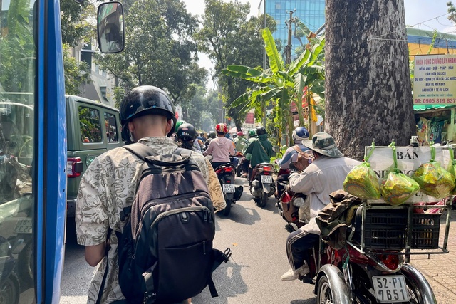 Mấy ngày nay, trung tâm TP HCM ùn ứ nghiêm trọng- Ảnh 7.