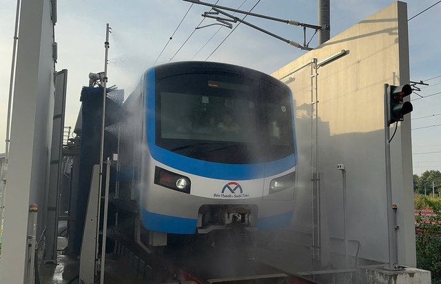 Chỉ mất 15 phút, metro số 1 rửa tàu như thế nào?- Ảnh 1.