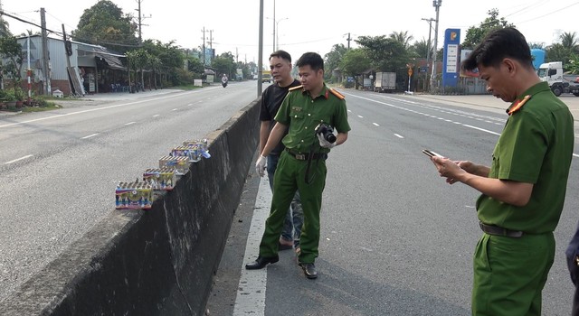 CLIP: Tạm giữ nhiều đối tượng đốt pháo hoa rồi “quậy tưng” trên Quốc lộ 1- Ảnh 1.