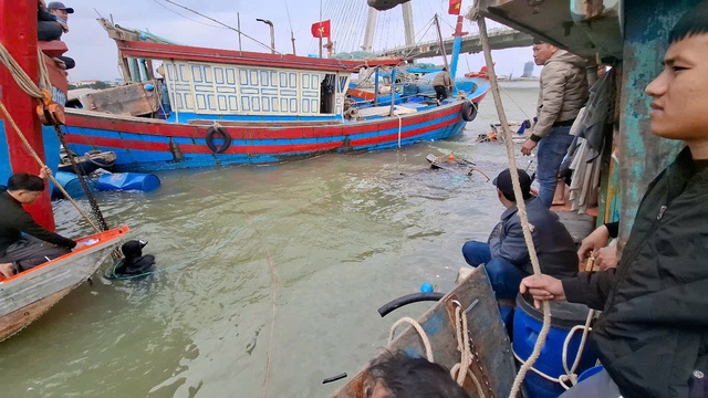 Nguyên nhân tàu cá bị chìm trên sông Nhật Lệ - Ảnh 1.