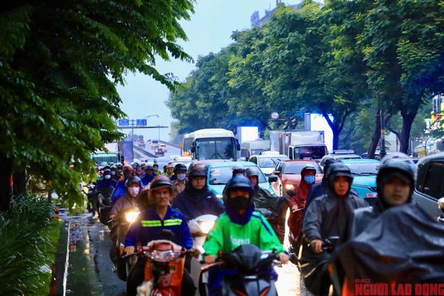 Cơn mưa giờ tan tầm khiến tuyến giao thông sân bay Tân Sơn Nhất kẹt cứng- Ảnh 12.