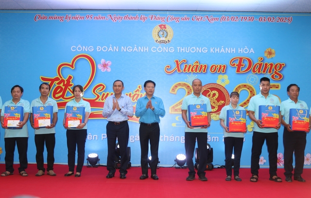 LĐLĐ Khánh Hoà trao 200 suất quà Tết cho đoàn viên, người lao động- Ảnh 5.