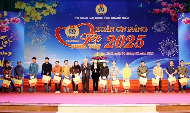 Phó Thủ tướng Nguyễn Hòa Bình dự "Tết sum vầy - Xuân ơn Đảng" năm 2025 tại Quảng Ngãi- Ảnh 4.