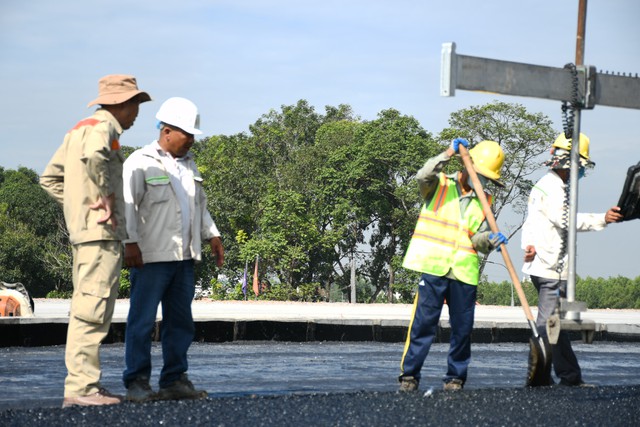 Cận cảnh trải thảm nhựa đầu tiên trên tuyến cao tốc Biên Hòa - Vũng Tàu- Ảnh 8.