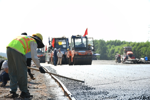 Cận cảnh trải thảm nhựa đầu tiên trên tuyến cao tốc Biên Hòa - Vũng Tàu- Ảnh 9.