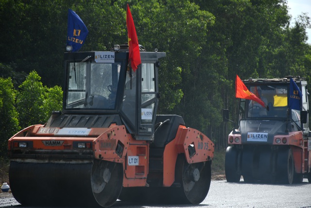 Cận cảnh trải thảm nhựa đầu tiên trên tuyến cao tốc Biên Hòa - Vũng Tàu- Ảnh 13.